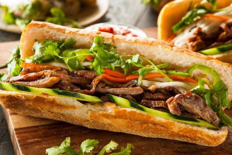 Bánh mì là đồ ăn nhanh nổi tiếng của Việt Nam với sự nhanh chóng và hương vị hấp dẫn.