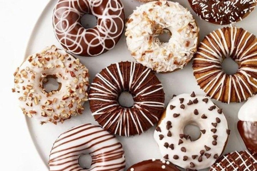 Donut là món ăn tráng miệng nổi tiếng, được làm nên với nhiều hương vị và hình dạng khác nhau.