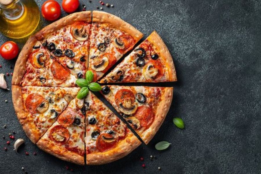 Pizza là đồ ăn nhanh nổi tiếng của nước Ý và được nhiều người ưa chuộng bởi sự tiện lợi.