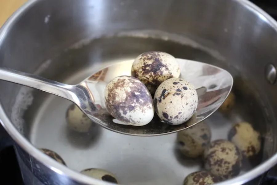 Luộc trứng bằng hỗn hợp nước ấm và giấm trắng giúp trứng chín nhanh và đều hơn.