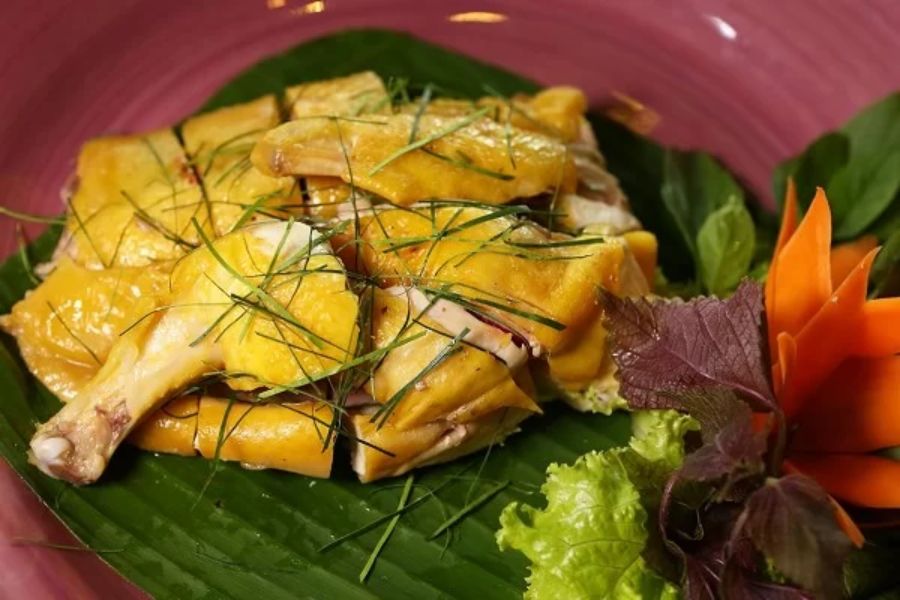Gà luộc lá chanh là món ăn truyền thống dịp Tết của gia đình Việt.