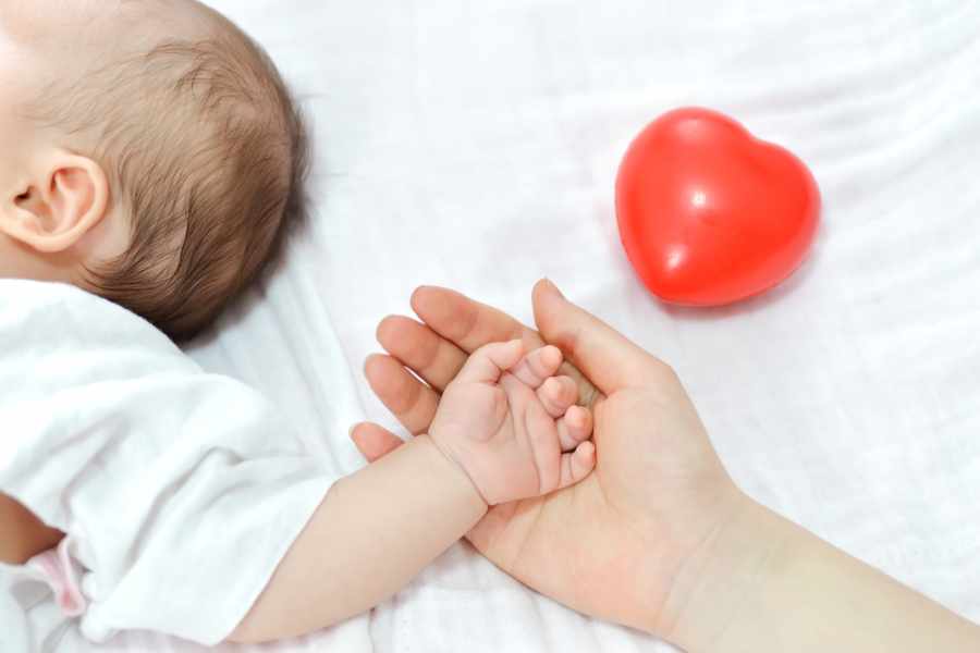 Đối với trẻ sơ sinh bị thâm 10 đầu ngón tay thứ phát có thể là do mắc bệnh tim bẩm sinh.