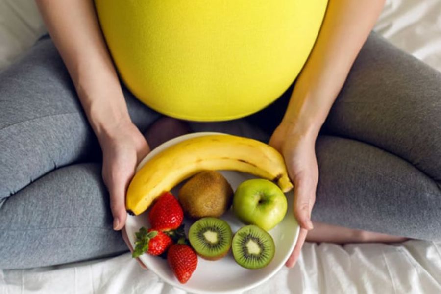 Hoa quả có thể giúp cải thiện hoạt động tiêu hóa và giảm nguy cơ táo bón cho phụ nữ mang thai.