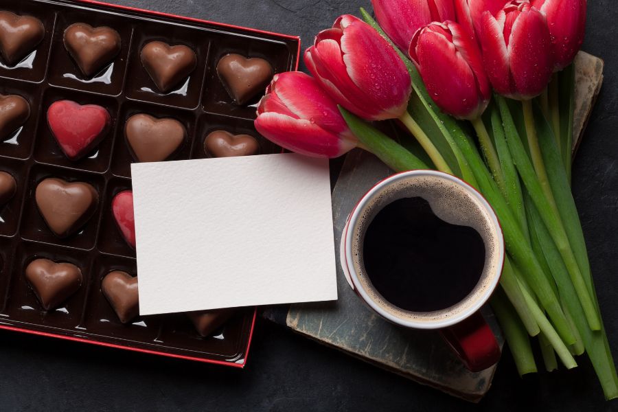Hoa Tulip đỏ thường biểu trưng cho "tình yêu hoàn hảo" và cũng thể hiện niềm đam mê mãnh liệt và sức quyến rũ ngọt ngào.