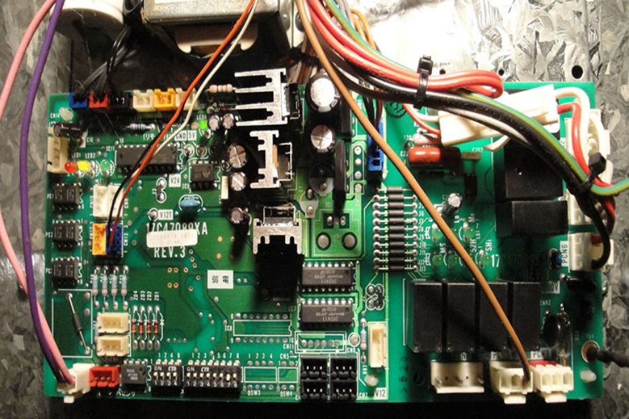 Bộ phận điều khiển quạt dàn lạnh bị hỏng là nguyên nhân gây lỗi 11 máy lạnh Toshiba.