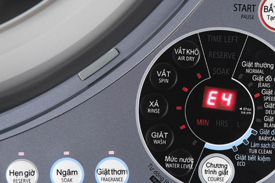 Lỗi E4 xuất hiện là lỗi thông báo máy giặt Toshiba của bạn đang gặp hư hỏng về phao áp suất.