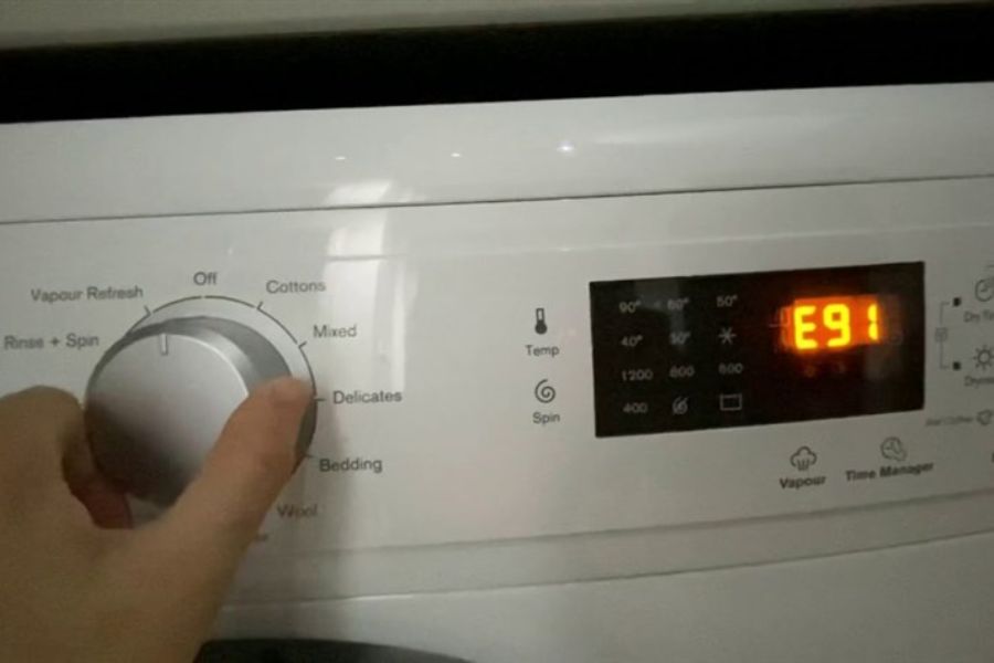 Màn hình điều khiển hiển thị như trên là máy giặt electrolux inverter bị lỗi e91.
