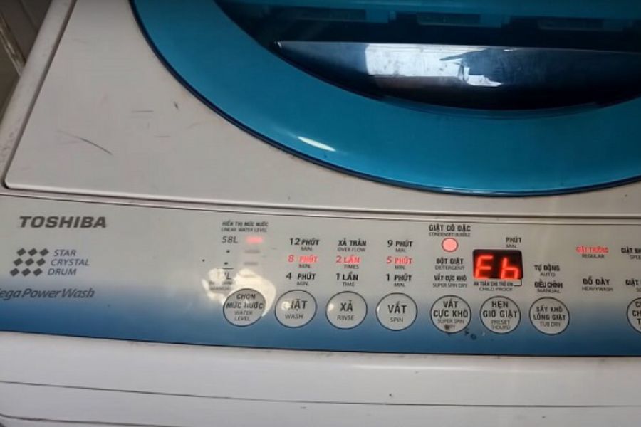Mã lỗi Eb có thể xảy ra khi máy đang thực hiện chu trình giặt và vắt.