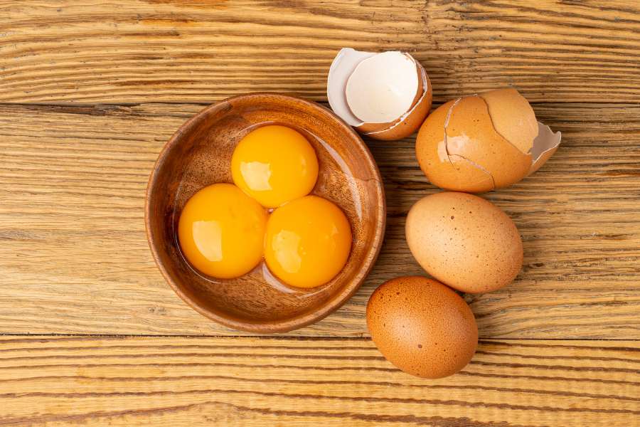 Vitamin B trong lòng đỏ trứng cần thiết cho sự phát triển của ống thần kinh của thai nhi.