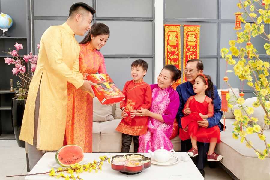 Lưu ý nên lựa chọn quà Tết phù hợp với đối tượng được nhận.