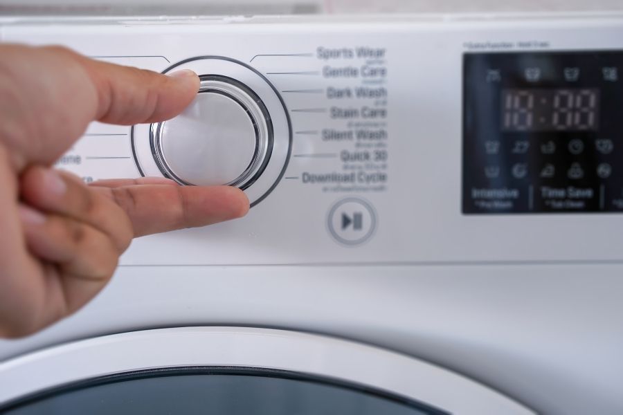 Chỉnh nhiệt độ máy giặt nước nóng tùy theo từng loại vải.
