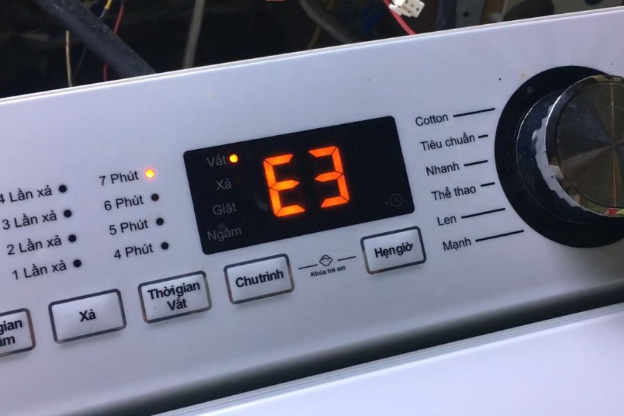 Lỗi E3 máy giặt Toshiba Inverter thể hiện rằng lồng giặt đang không được cân bằng.