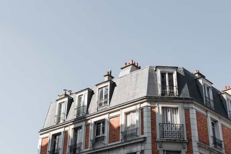 Mái nhà Pháp được trang trí với nhiều đường nét hoa văn độc đáo