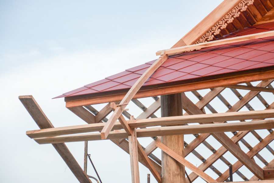 Mái nhà thái thường được làm bằng chất liệu gạch đỏ