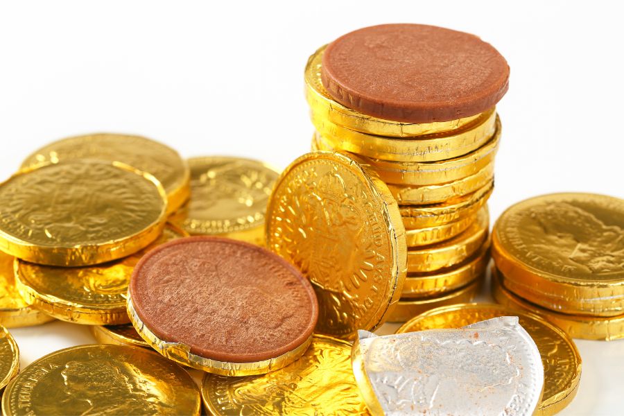 Mâm kẹo ngày đầu năm có socola hình đồng tiền với ý nghĩa mong ước tài lộc, tiền tài.