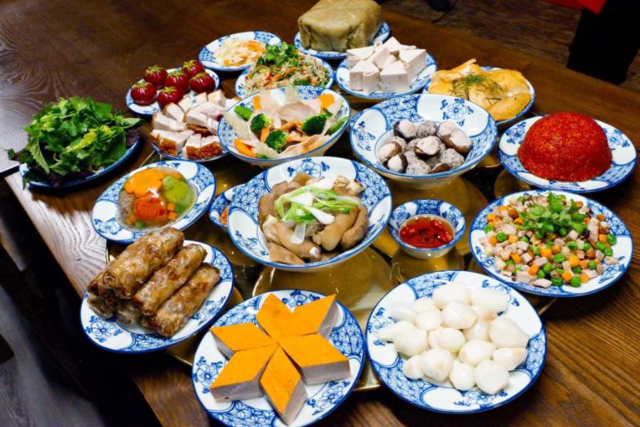 Mâm cúng gia tiên miền Trung gồm nhiều món ăn được sắp xếp đa dạng.
