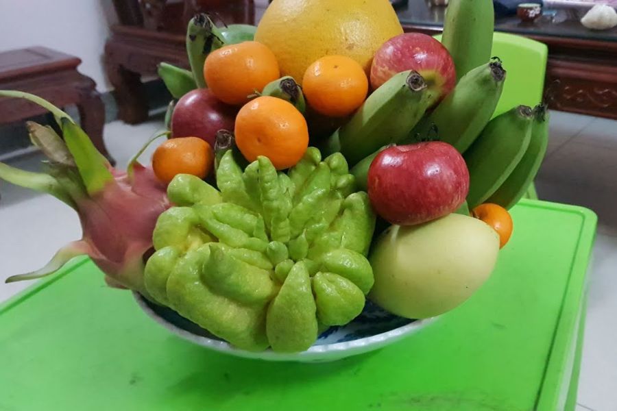 Mâm ngũ quả truyền thống với những loại trái cây quen thuộc.