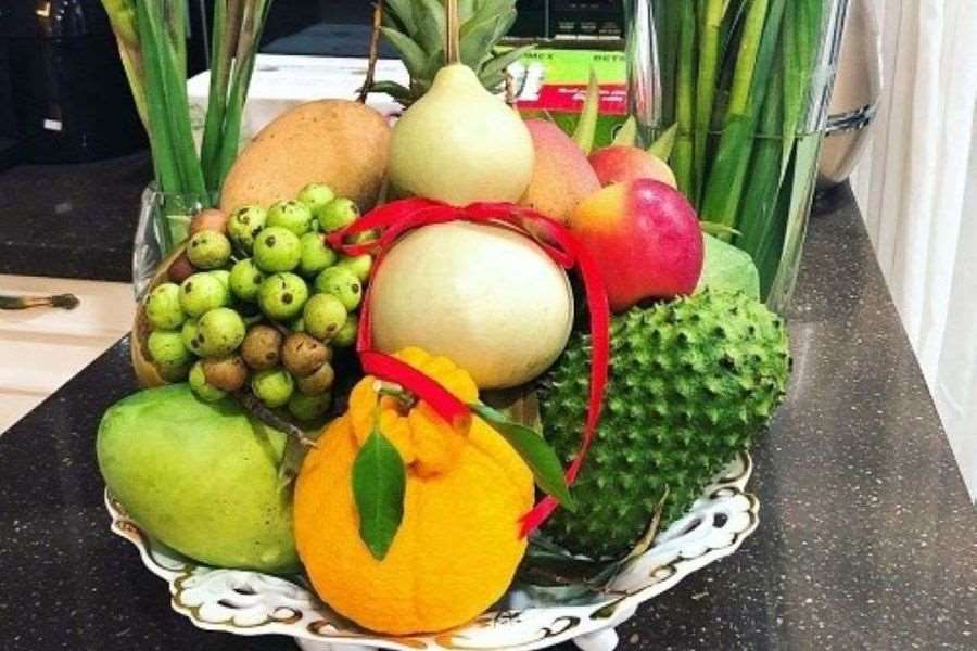 Dĩa trái cây cúng khai trương của miền Nam thường có các loại quả như dừa, mãng cầu, sung, đu đủ,...