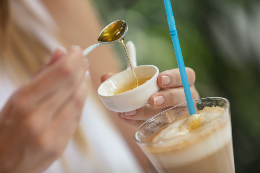 Uống mật ong cùng sữa tươi không đường vào buổi sáng giúp tăng cân khá hiệu quả.