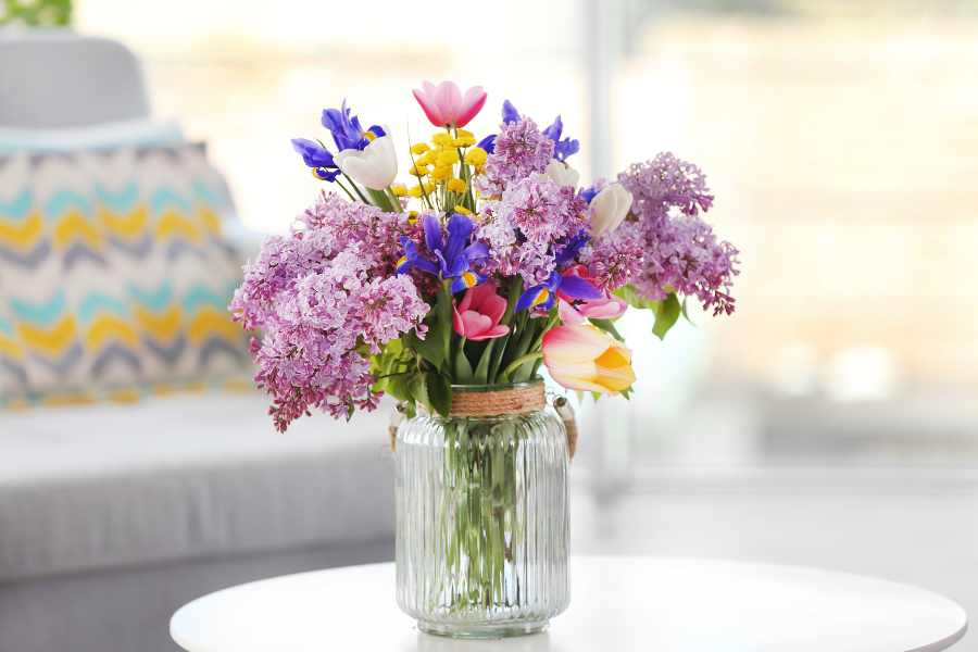 Cắm hoa bằng bình thủy tinh từ những loại hoa có đa dạng màu sắc.
