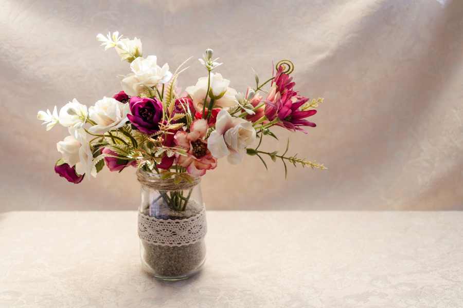 Hoa để bàn bằng bình thủy tinh sang trọng cho không gian.