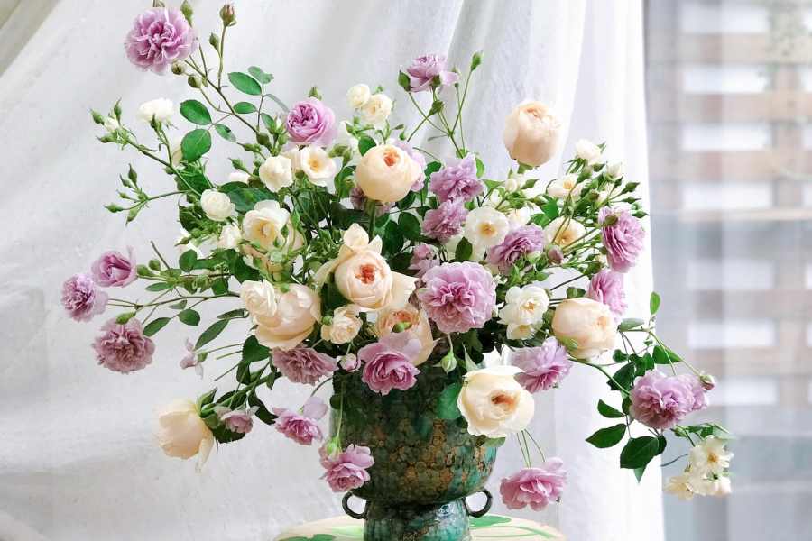 Cắm hoa để bàn bằng bình gốm cổ kính và đẹp mắt.