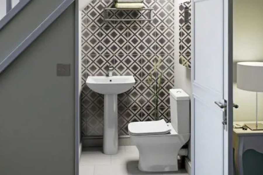 Mẫu nhà vệ sinh dưới gầm cầu thang hiện đại thiết kế bồn rửa có bệ