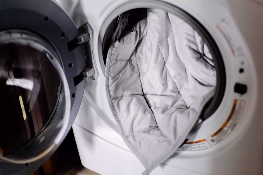 Máy giặt có khối lượng tối đa dưới 10kg thì có thể giặt những chiếc chăn mỏng, nhẹ.