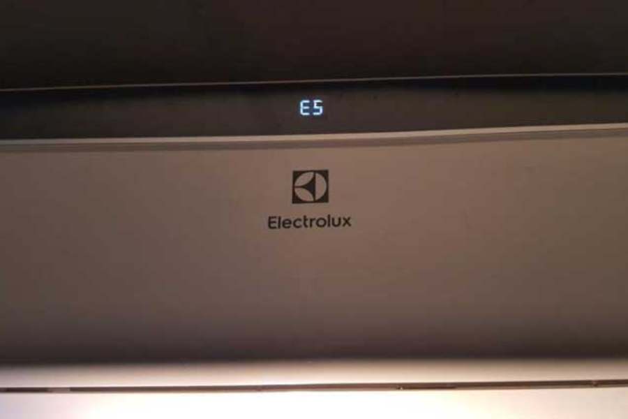 Máy lạnh Electrolux báo lỗi E5 liên quan đến hệ thống bảo vệ quá dòng AC của thiết bị đã phát hiện vấn đề nghiêm trọng.
