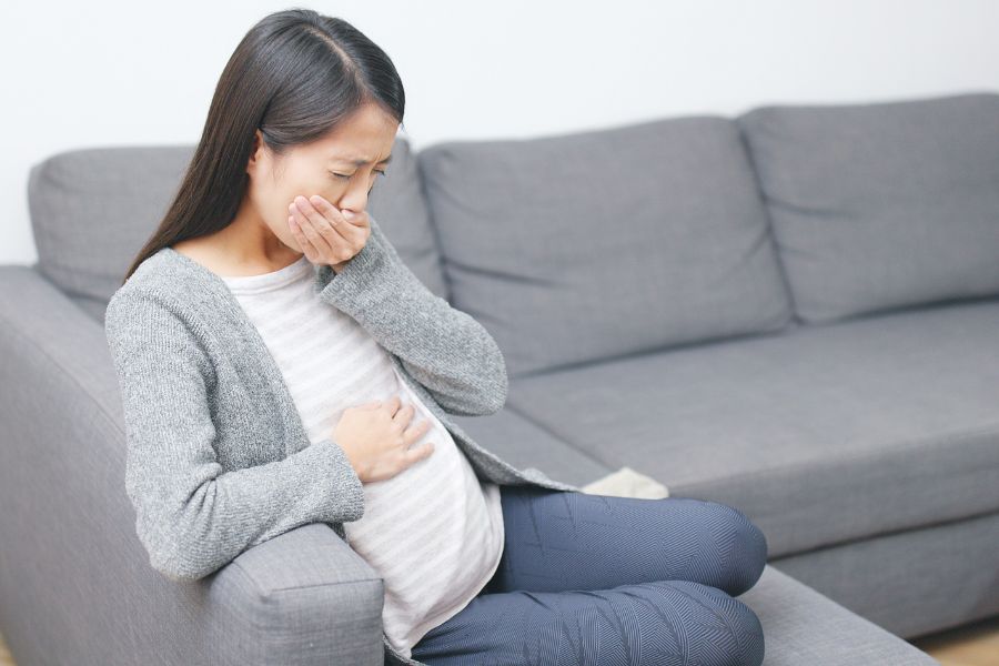 Các triệu chứng ốm nghén kéo dài sẽ khiến mẹ bầu sụt cân khiến không cung cấp đủ dưỡng chất cho thai nhi.