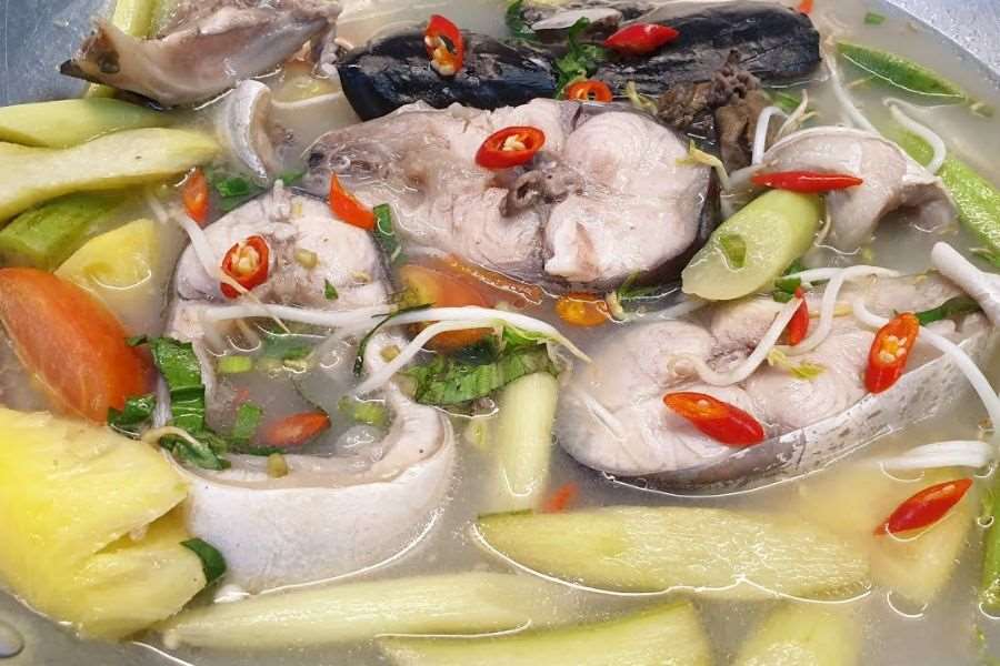 Canh chua nấu cá basa - món canh ngày Tết được nhiều gia đình ưa chuộng.