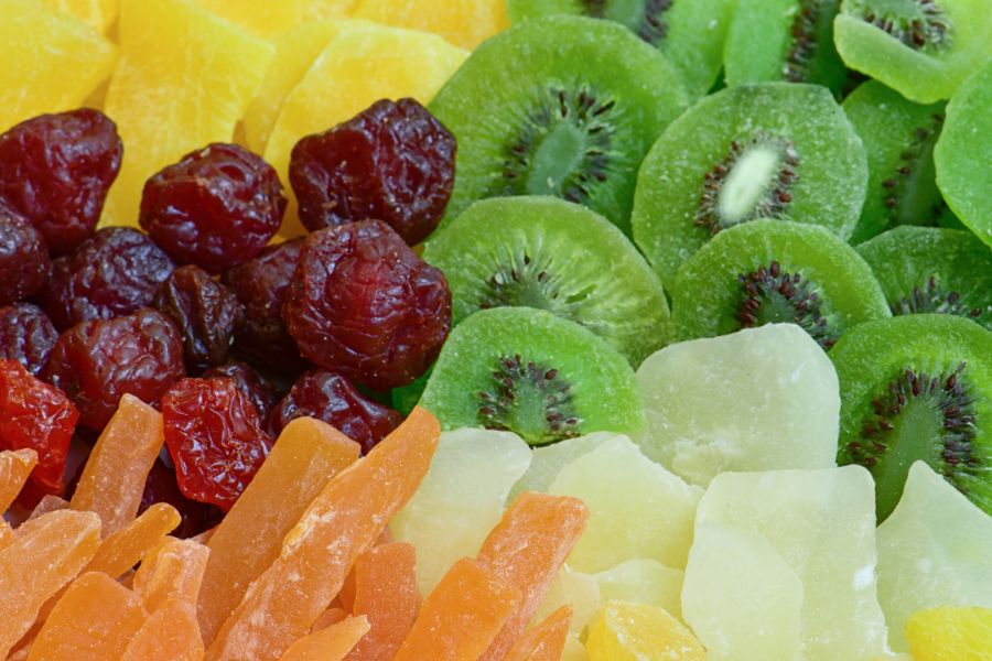Có thể cho bé ăn trái cây sấy thay vì bánh kẹo, nước ngọt ngày Tết.