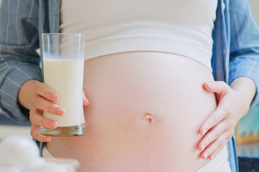 Sữa bầu là thực phẩm không thể thiếu trong quá trình thai kỳ, cung cấp chất dinh dưỡng cho cả mẹ và bé.