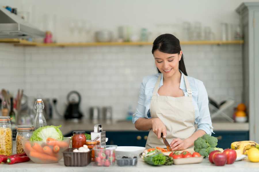 Hãy thử nấu ăn tại nhà để giảm chi phí và cải thiện sức khỏe.
