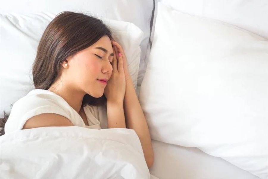 Ngủ đủ giấc là yếu tố quan trọng để cân bằng hormone đói và no.