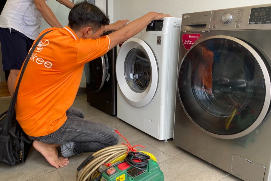 Dùng các phụ kiện để đảm bảo máy giặt được đứng vững trong khi hoạt động.