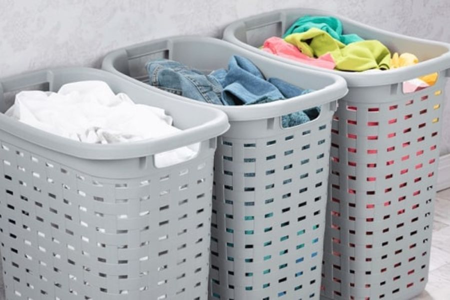 Phân loại quần áo trước khi giặt để đảm bảo hiệu quả làm sạch.
