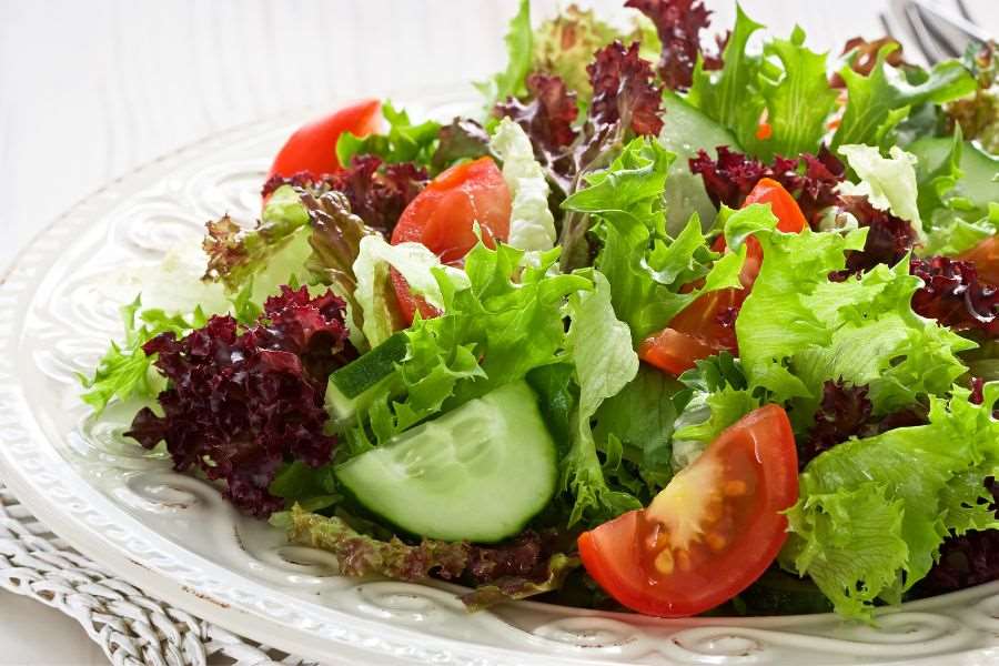 Salad rau củ - món ăn tốt cho sức khỏe thanh đạm, tươi mát giúp giải ngán những món ăn nhiều dầu mỡ ngày Tết.
