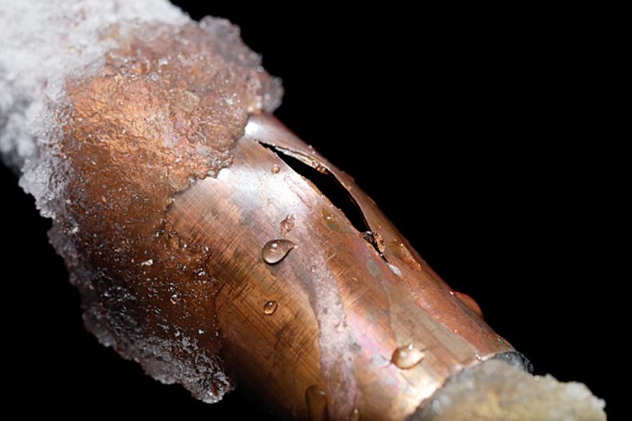 Ống dẫn môi lạnh bị hỏng có thể do tác động bên ngoài môi trường.