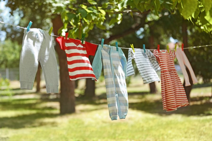 Sau khi giặt đồ nên phơi quần áo ở nơi thoáng mát cùng nắng nhẹ để tránh bị ảnh hưởng đến kết cấu vải và màu sắc.