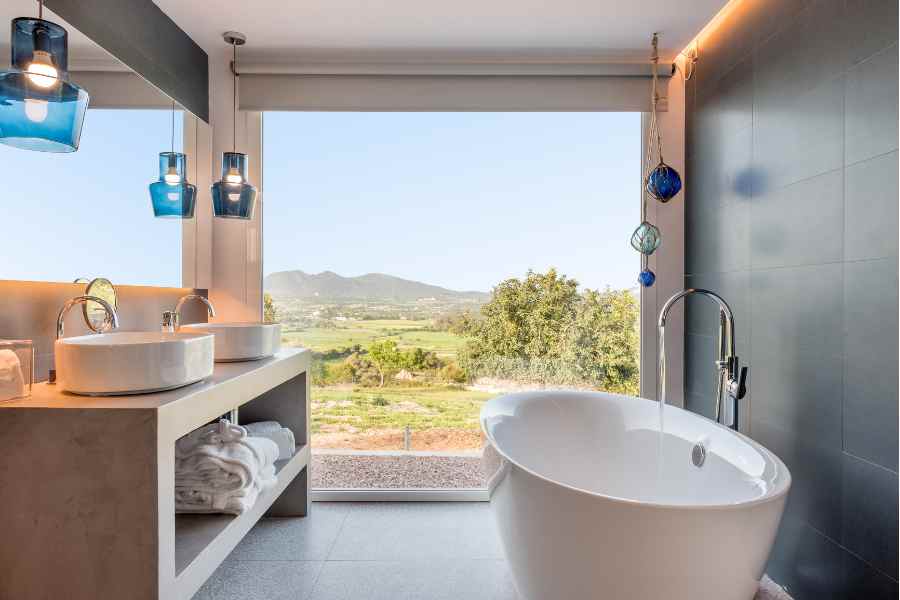 Mẫu phòng tắm rộng được thiết kế gần gũi với thiên nhiên