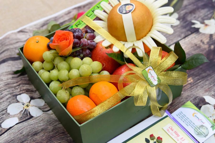 Tặng quà Tết là trái cây tươi thơm ngon, giàu dinh dưỡng, mong cầu sức khỏe cho người được nhận.