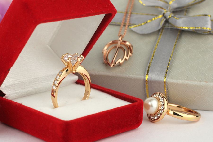 Có thể lựa chọn những bộ trang sức làm quà Tết cho người thân yêu.