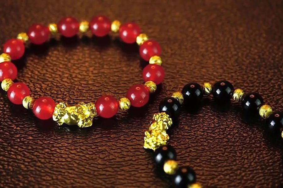 Vòng tay phong thủy mang đến may mắn cho người được tặng.