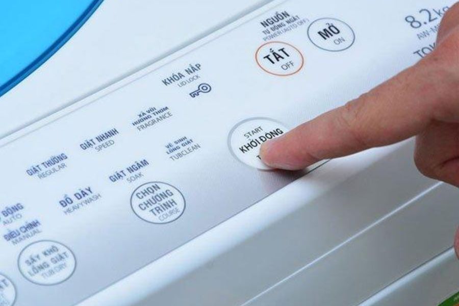 Nhấn và giữ nút Power (bật/tắt nguồn) để máy giặt tự reset lại chương trình khi lỗi E4 máy giặt Toshiba xuất hiện trước khi tìm hiểu các nguyên nhân khác.