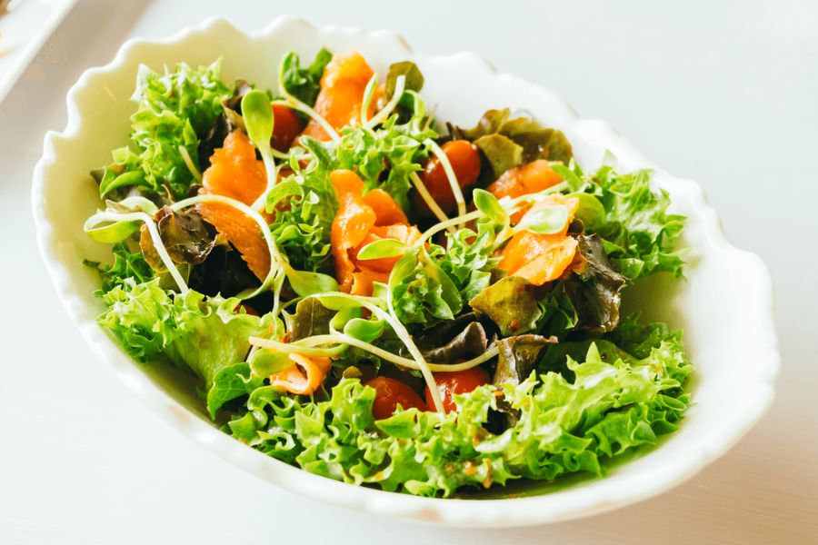 Salad cá thu được chế biến nhanh gọn và giúp giảm cân hiệu quả.