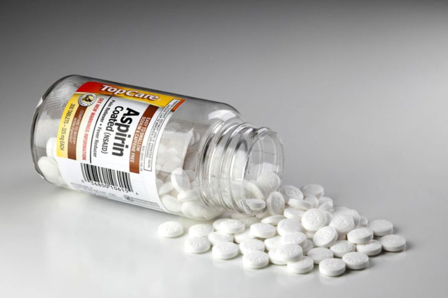 Thuốc viên Aspirin có thể giữ hoa ly tươi lâu ngày Tết.