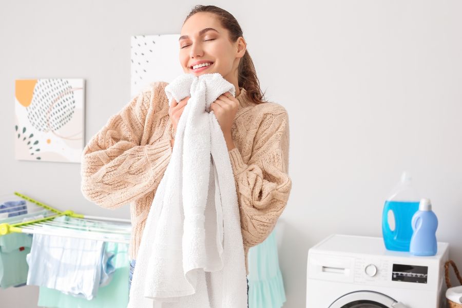 Nước xả vải giúp mang lại hương thơm và tiêu diệt vi khuẩn khi giặt đồ.