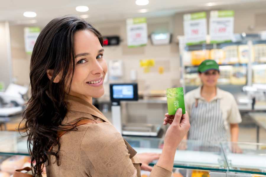 Đăng ký thẻ tích điểm tại các cửa hàng tiện lợi hoặc siêu thị để hưởng khuyến mãi.