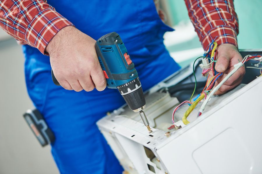 Hãy liên hệ cùng thợ sửa chữa chuyên nghiệp khi bo mạch máy giặt bị hỏng.